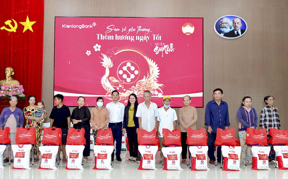 KienlongBank trao tặng hơn 8.000 phần quà cho bà con đón Tết Giáp Thìn 2024